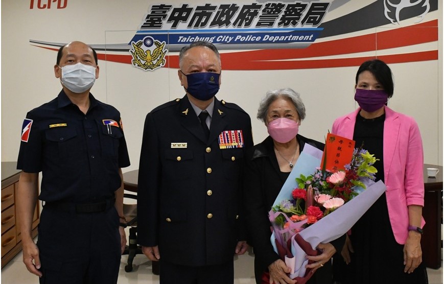 ▲台中市警察局警察模範母親鍾詹一裕女士與家人分享喜悅  (圖/台中市警察局 提供)