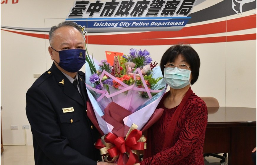 ▲台中市警察局長蔡蒼柏與市警局警察模範母親吳淑玲女士  (圖/台中市警察局 提供)