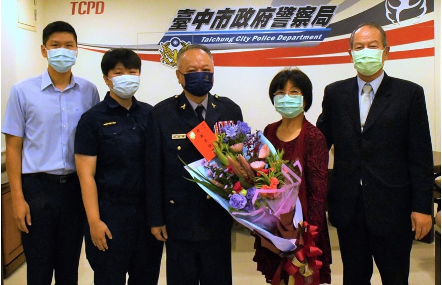 ▲台中市警察局警察模範母親吳淑玲女士與家人分享喜悅  (圖/台中市警察局 提供)
