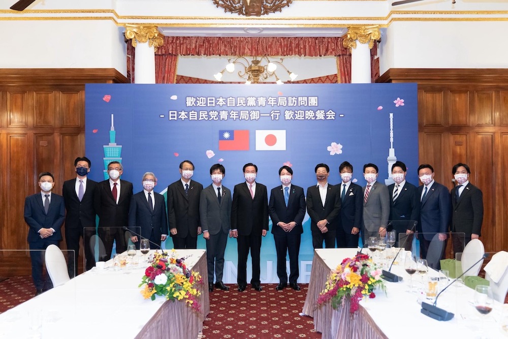 【屈彥辰專欄】日本友人訪台是好事 但就是一場國會外交 46 外交部3日晚間在台北賓館設宴款待日本自民黨青年局訪團。全體合影。