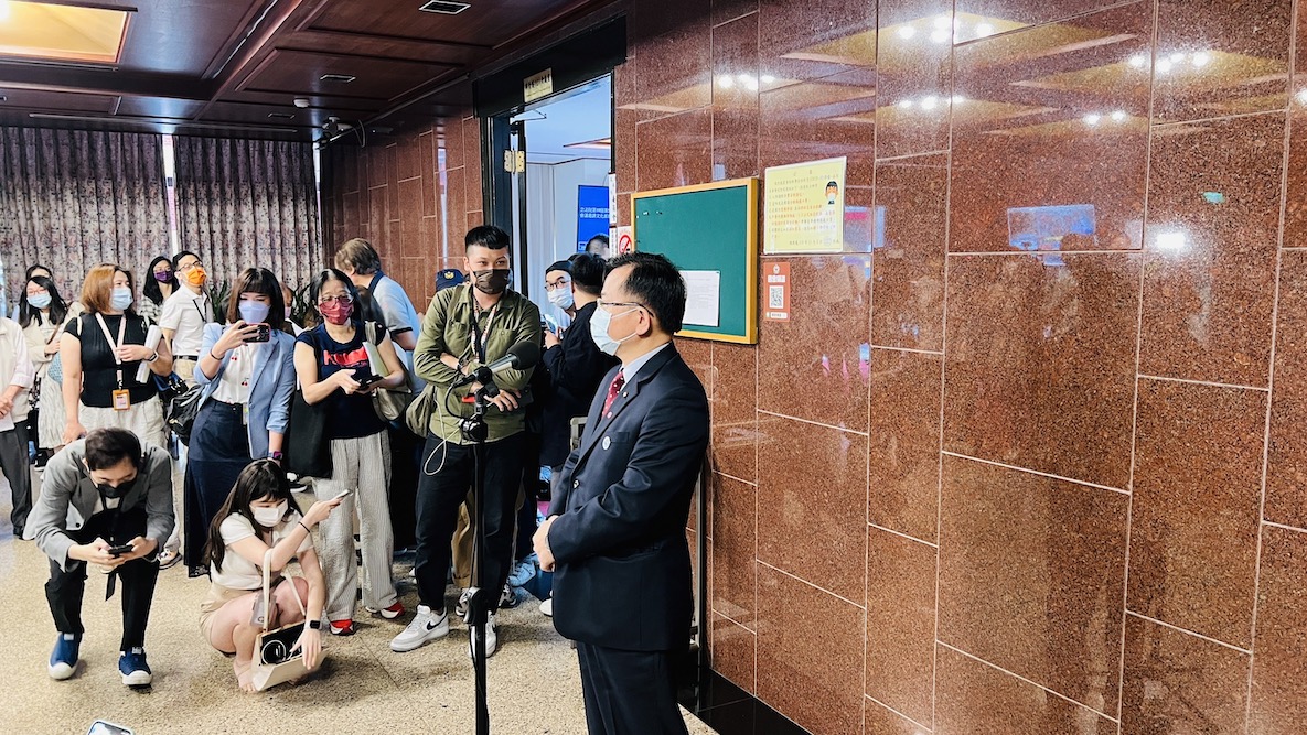 NCC主委陳耀祥25日赴立法院教育文化委員會就華視誤植新聞跑馬燈字幕，進行檢討報告並備質詢。其會前受訪指出，責任不在NCC身上。（2）