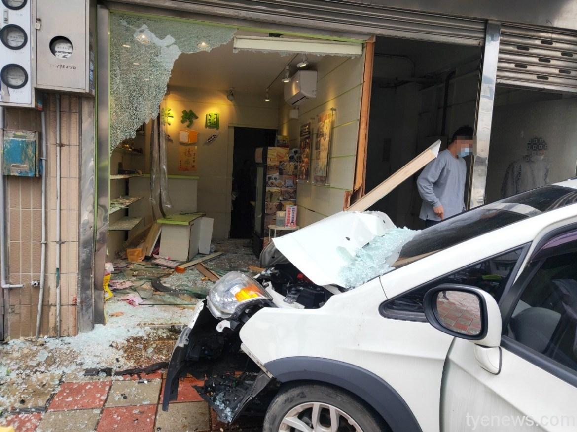 【有片】誤把油門當煞車 中壢男連環撞車輛及店家 13 IMG20220503152302