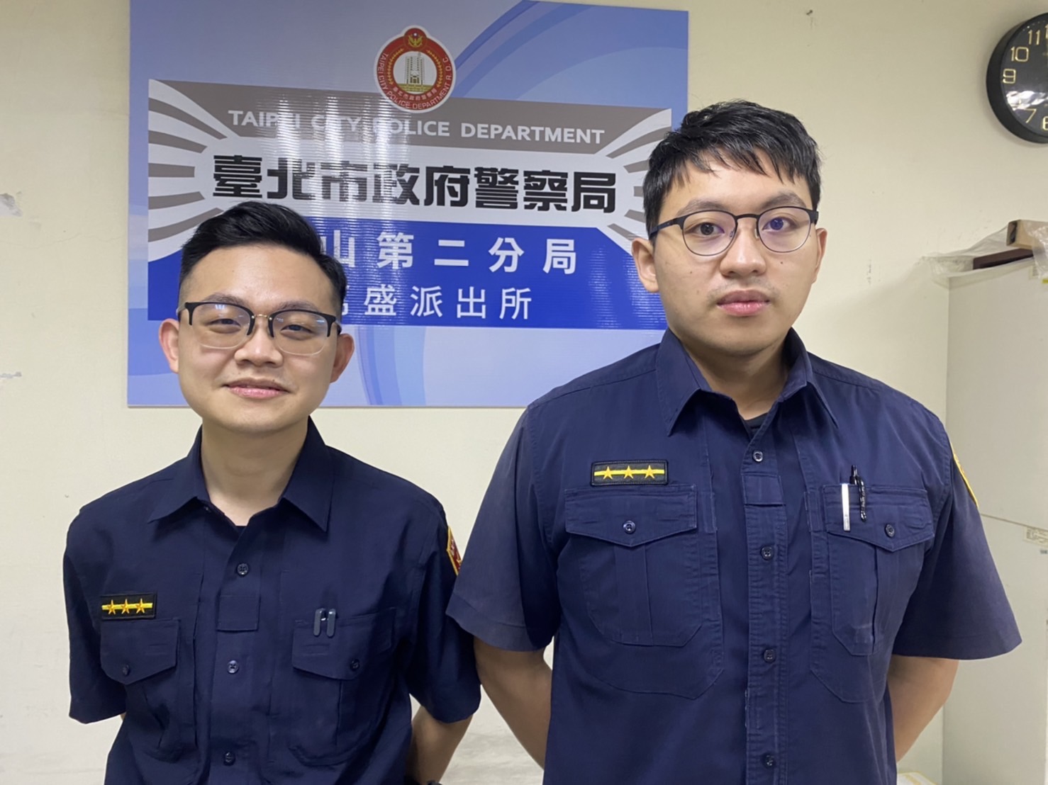 圖片說明:萬盛所員警蘇瑞鵬(左)、劉育銨(右)暖助跌倒老婦人返家。(記者趙靜姸翻攝)