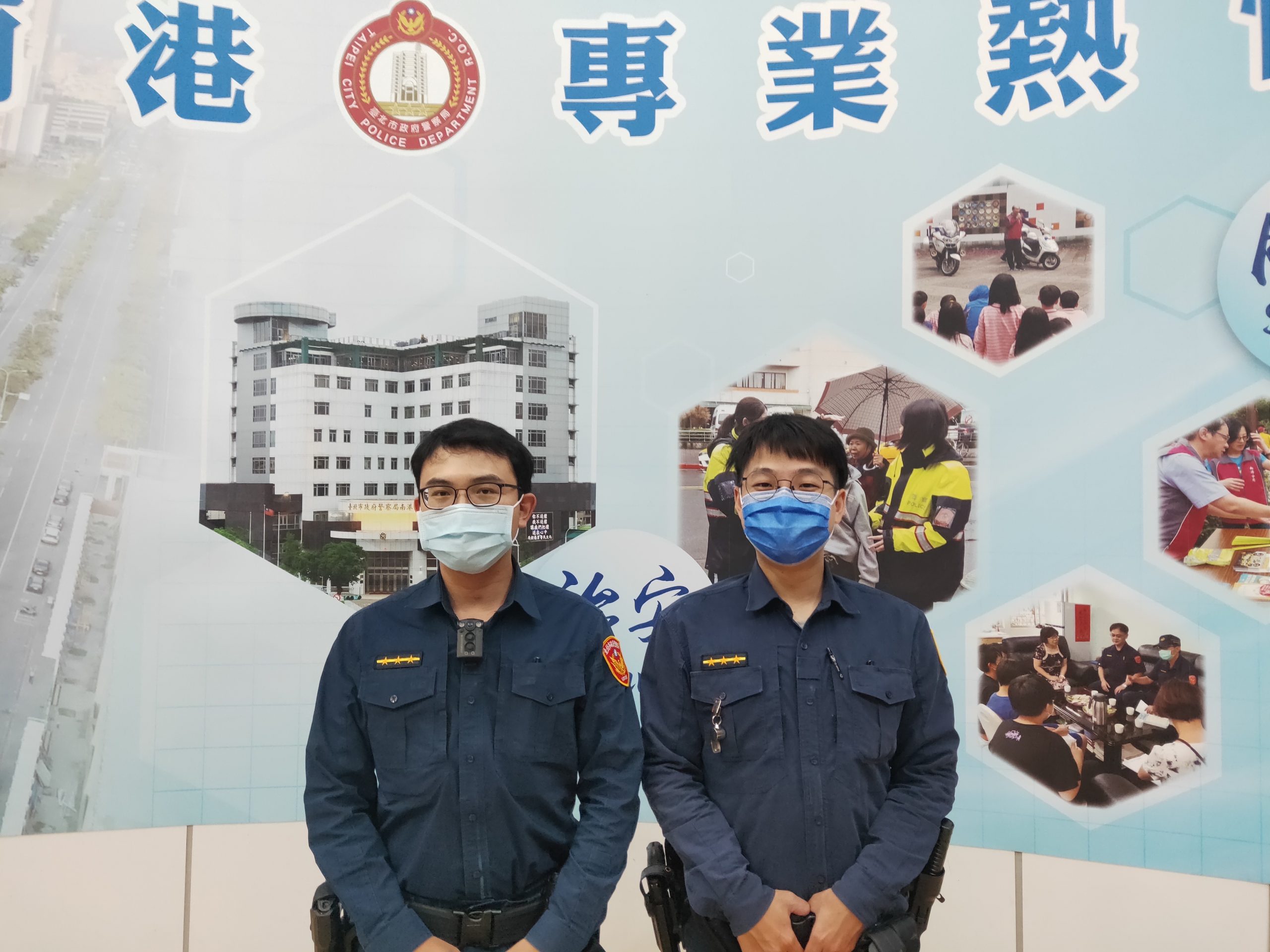 圖片說明;玉成派出所暖心警員李昆霖、楊智凱協助民眾購買油料。(記者林鈞澤翻攝)