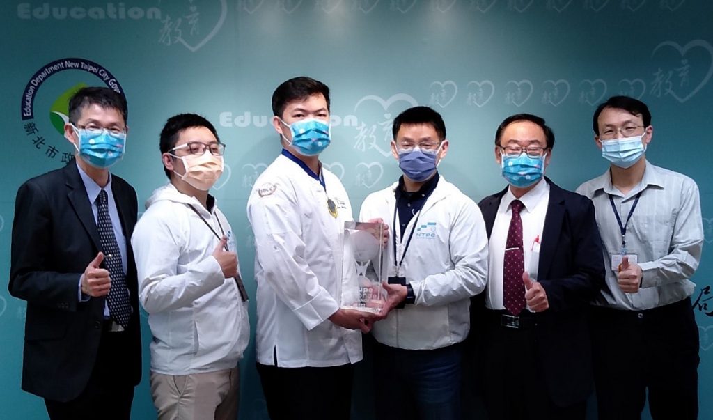 穀保家商嚴英哲校長(左一)、徐紹桓老師(左三)與黎明技術學院林明芳校長(右二)