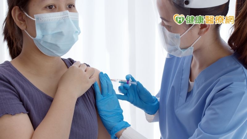 全球79個COVID-19疫苗研究數據分析出爐! AZ和mRNA保護力相當