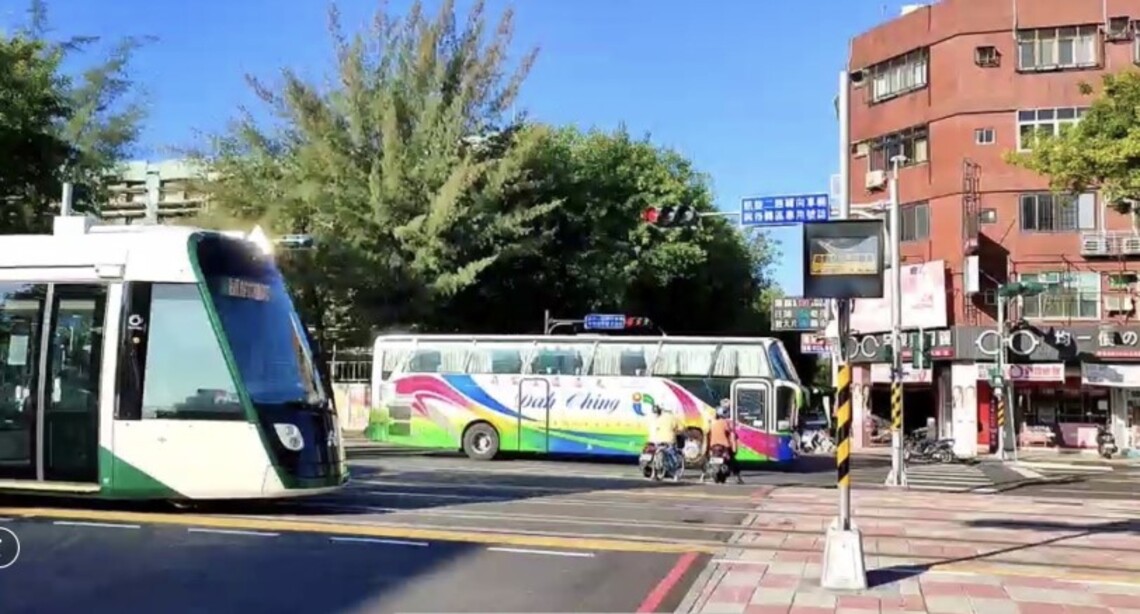 輕軌列車通過路口造成民眾停等過久 高捷局回應說明