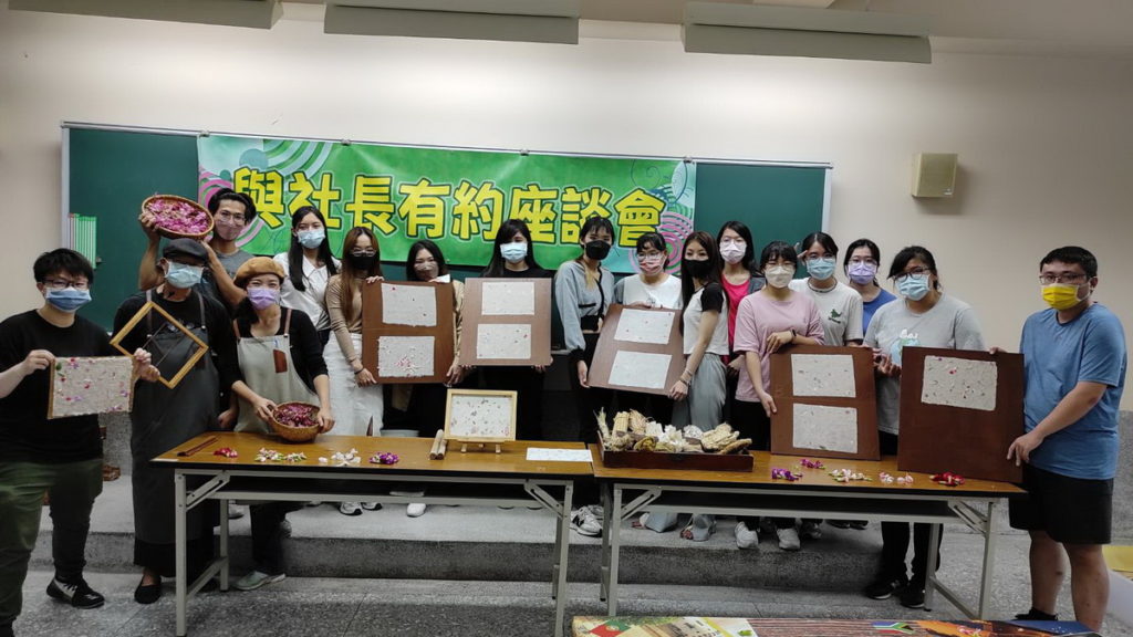 吳鳳科大學子手作染織紙卡傳遞溫度,感恩母親