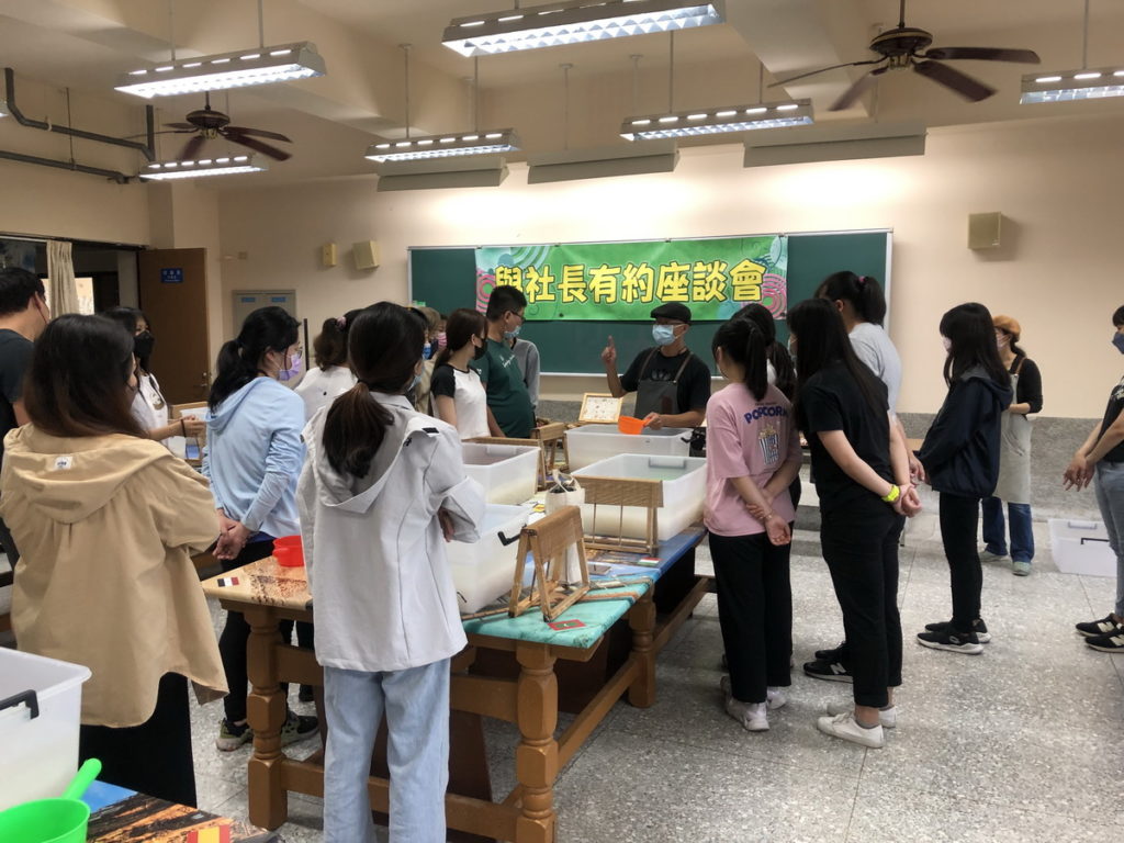 吳鳳科大學子用手作溫度的卡片傳達內心對母親的思念。