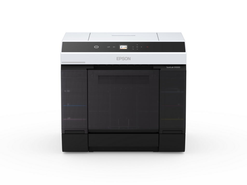 Epson SL-D1030雙面列印專業噴墨相片印刷機,盒狀機身設計可輕鬆陳設於空間有限的工作場域中;同時搭載全新升級的雙面進紙器設計,提供雙面列印機種新選擇。
