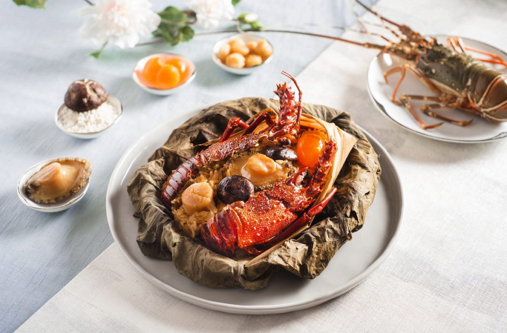 奢華粽禮「龍王極品鮑魚粽」,整隻活龍蝦、鮑魚、干貝等頂級食材霸氣入料,超氣派內容成為送禮首選,限量百組已快速完銷,將再加碼製作。(圖/六福旅遊集團提供)