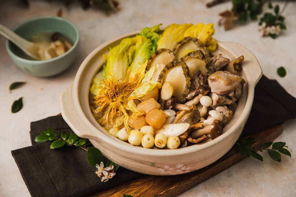 在家也能輕鬆喝煲湯!「蓮花鮑魚濃雞湯」,以金華火腿、大骨、老母雞煨煮8小時製成濃湯基底,並放入香水蓮花增添香氣,再加上鮑魚、干貝等高檔食材,鮮美...