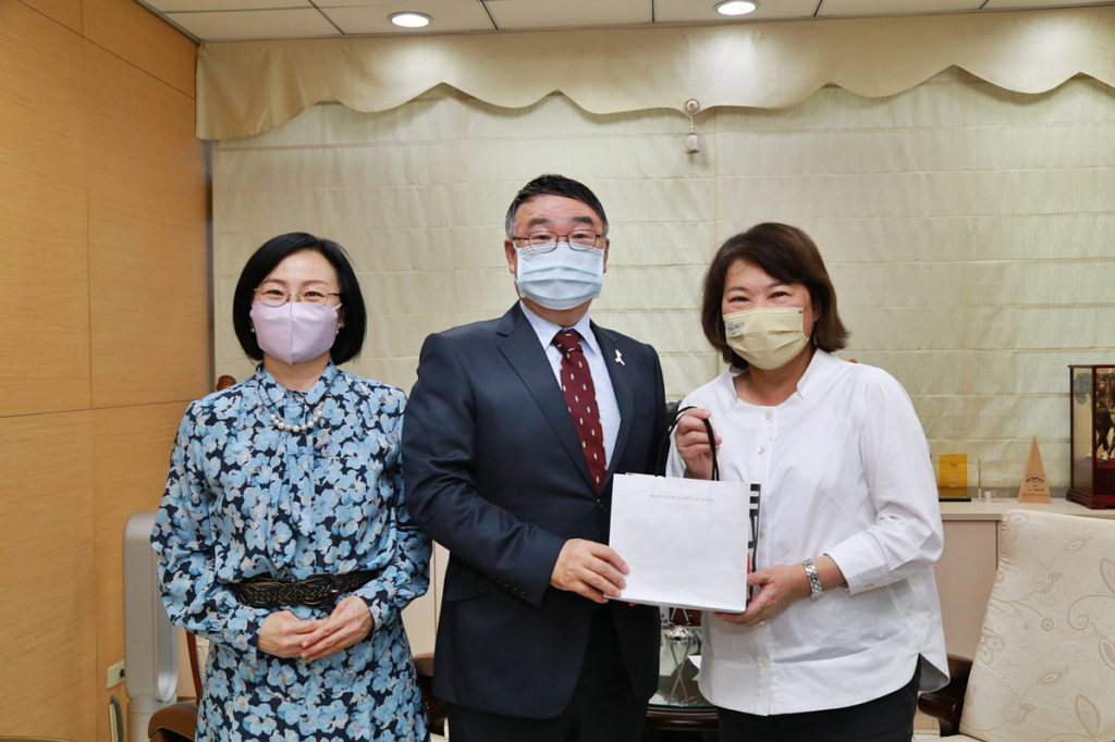 日本台灣交流協會高雄事務所所長小野一彥致贈伴手禮給市長