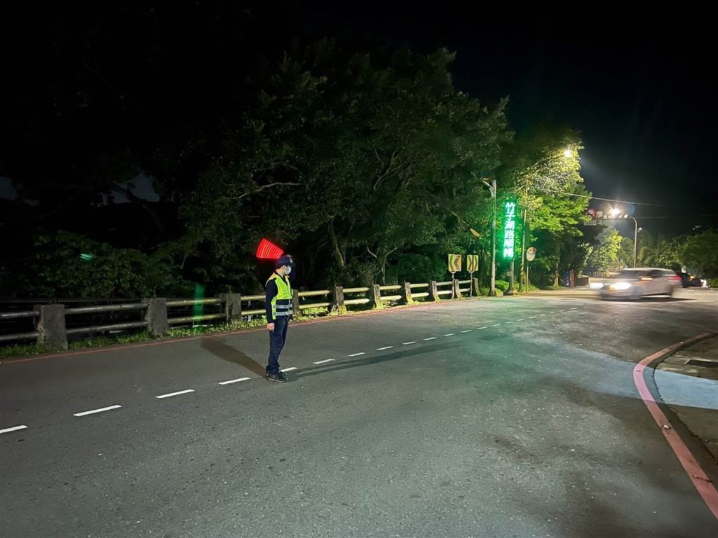 圖:陽金公路(竹子湖觀景台旁)員警交通疏導