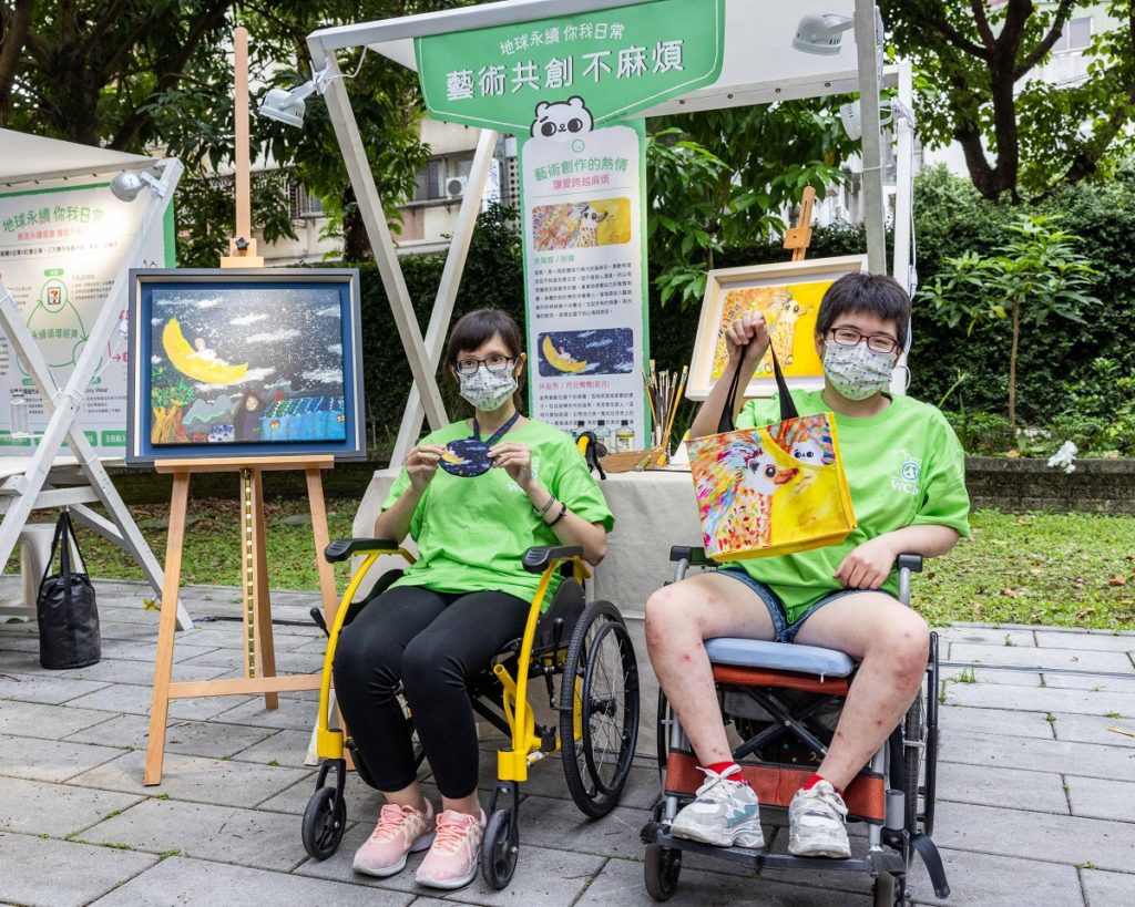 腦麻創作者林盈秀、腦麻創作者余海蓉開心展示永續商品