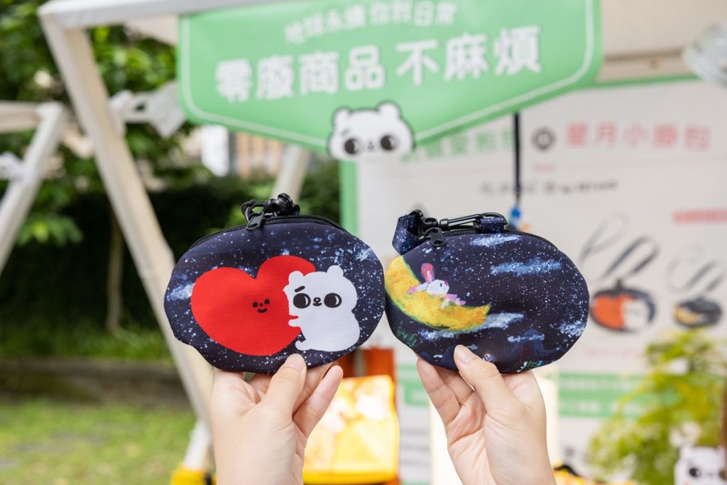 商品製作素材除來自於7-ELEVEN門市回收寶特瓶與牛奶瓶,7-ELEVEN也首度邀請太古可口可樂加入計畫,捐贈回收寶特瓶挹注為原料,經過技術製成再生布料。結合Story Wear設計、並由腦麻兒家庭及非營利組織媽媽們手工車縫製作而成。 (2)