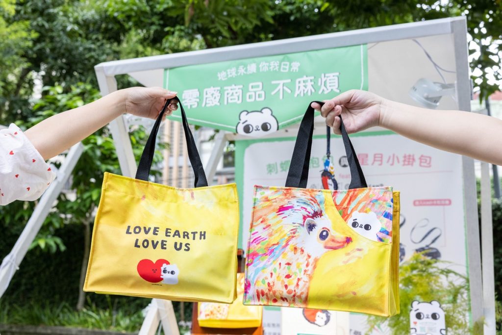 商品製作素材除來自於7-ELEVEN門市回收寶特瓶與牛奶瓶,7-ELEVEN也首度邀請太古可口可樂加入計畫,捐贈回收寶特瓶挹注為原料,經過技術製成再生布料。結合Story Wear設計、並由腦麻兒家庭及非營利組織媽媽們手工車縫製作而成。