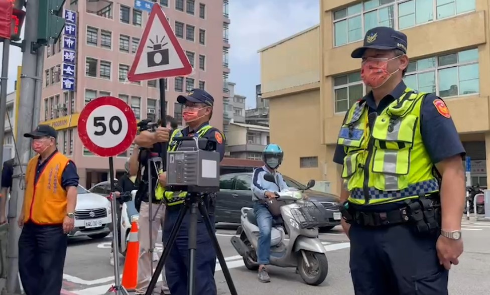 ▲中警一分局員警展示機動測速照相與取締汽、機車未禮讓行人違規行為 (圖/台中市警察局 提供)