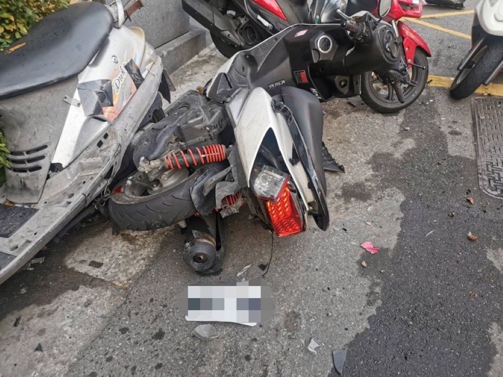 圖:車輛撞擊路邊停車後照片.