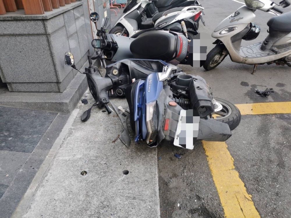 圖:車輛撞擊路邊停車後照片.