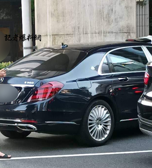 賓士王邁巴赫發生車禍。記者爆料網