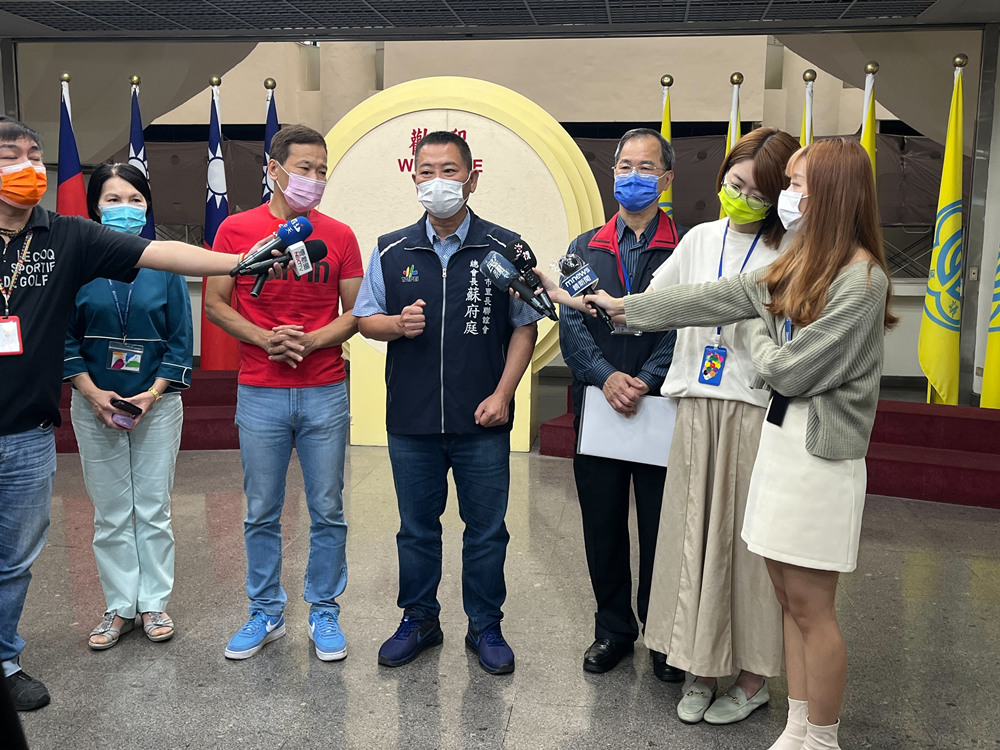 圖:鍾小平議員,臺北市里長聯誼會總會長蘇府庭(中)呼籲市府儘快發放快篩劑。(圖/蘇府庭提供)