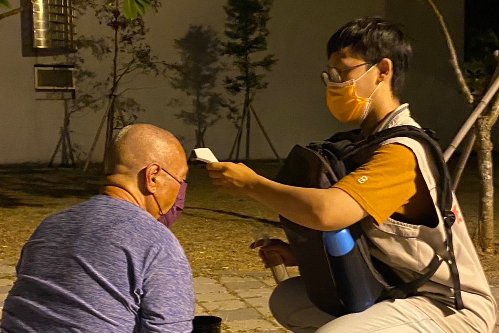 工作人員在每日發送便當時進行量測體溫、手部酒精消毒並更換新口罩等防疫措施