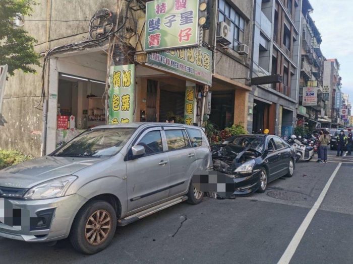 自小客衝撞路邊10輛車 警揭酒駕立即逮捕上銬