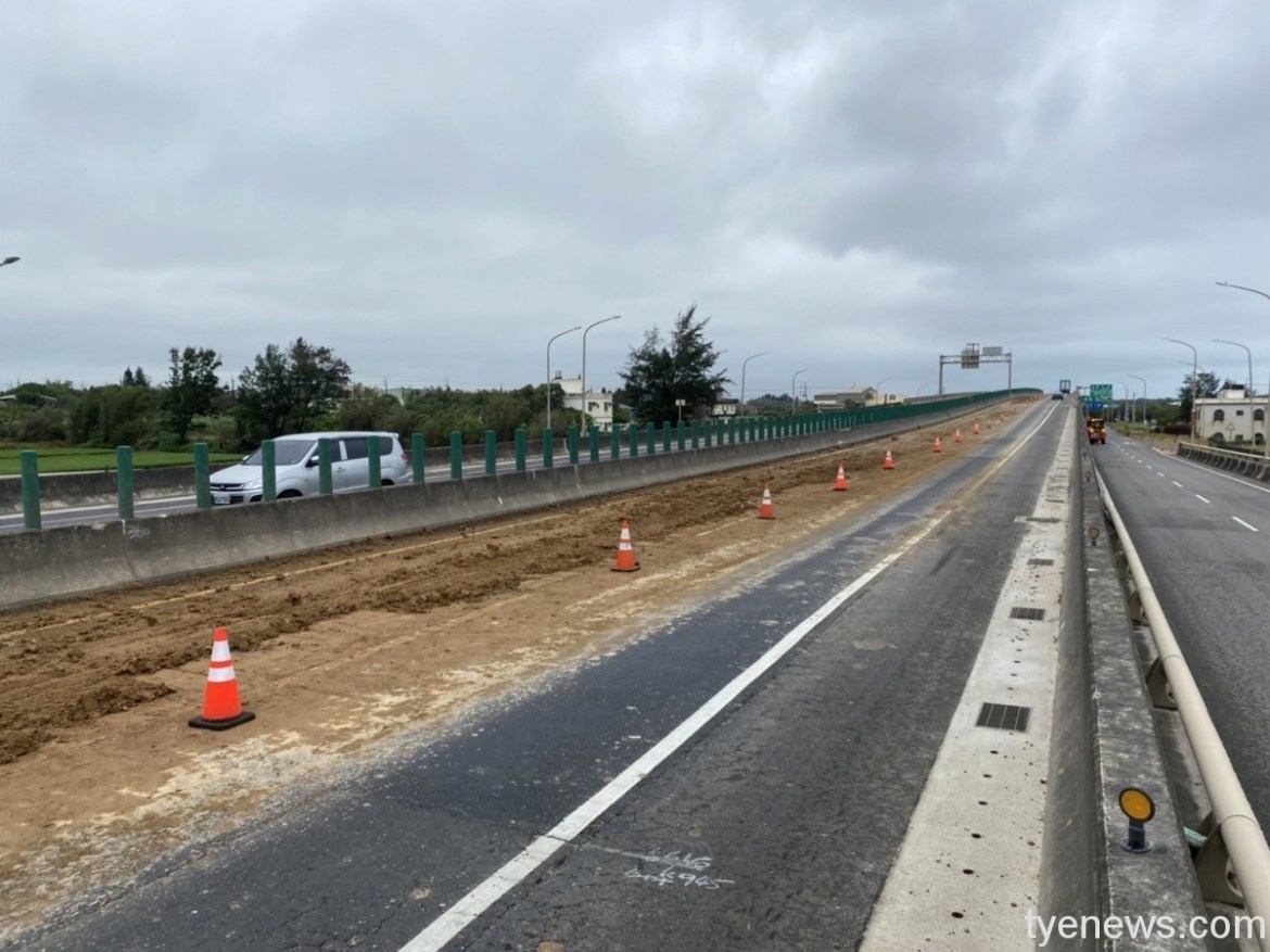 【有片】台61線南下新屋段土方散落 無辜駕駛車輛爆胎 19 S 112361722