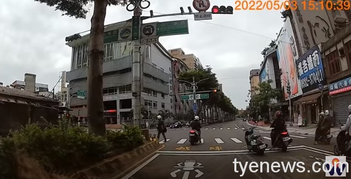 【有片】不滿遭按喇叭 騎士怒拔鑰匙丟馬路超傻眼 16 1651727688819