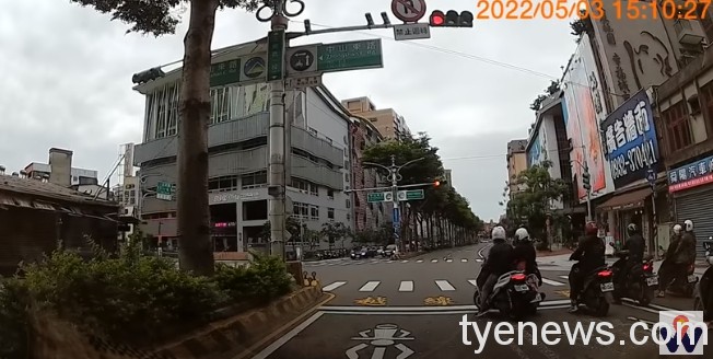 【有片】不滿遭按喇叭 騎士怒拔鑰匙丟馬路超傻眼 17 1651721194056