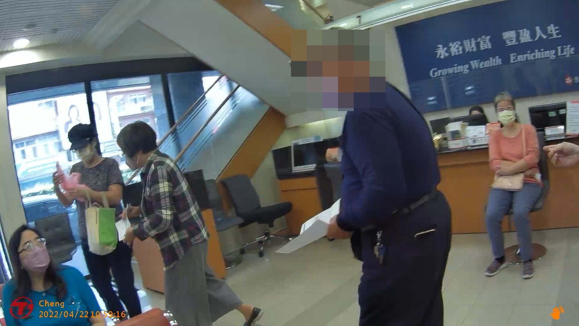 圖片說明:汐止所員警與行員聯手成功阻詐。(記者馬治薇翻攝)