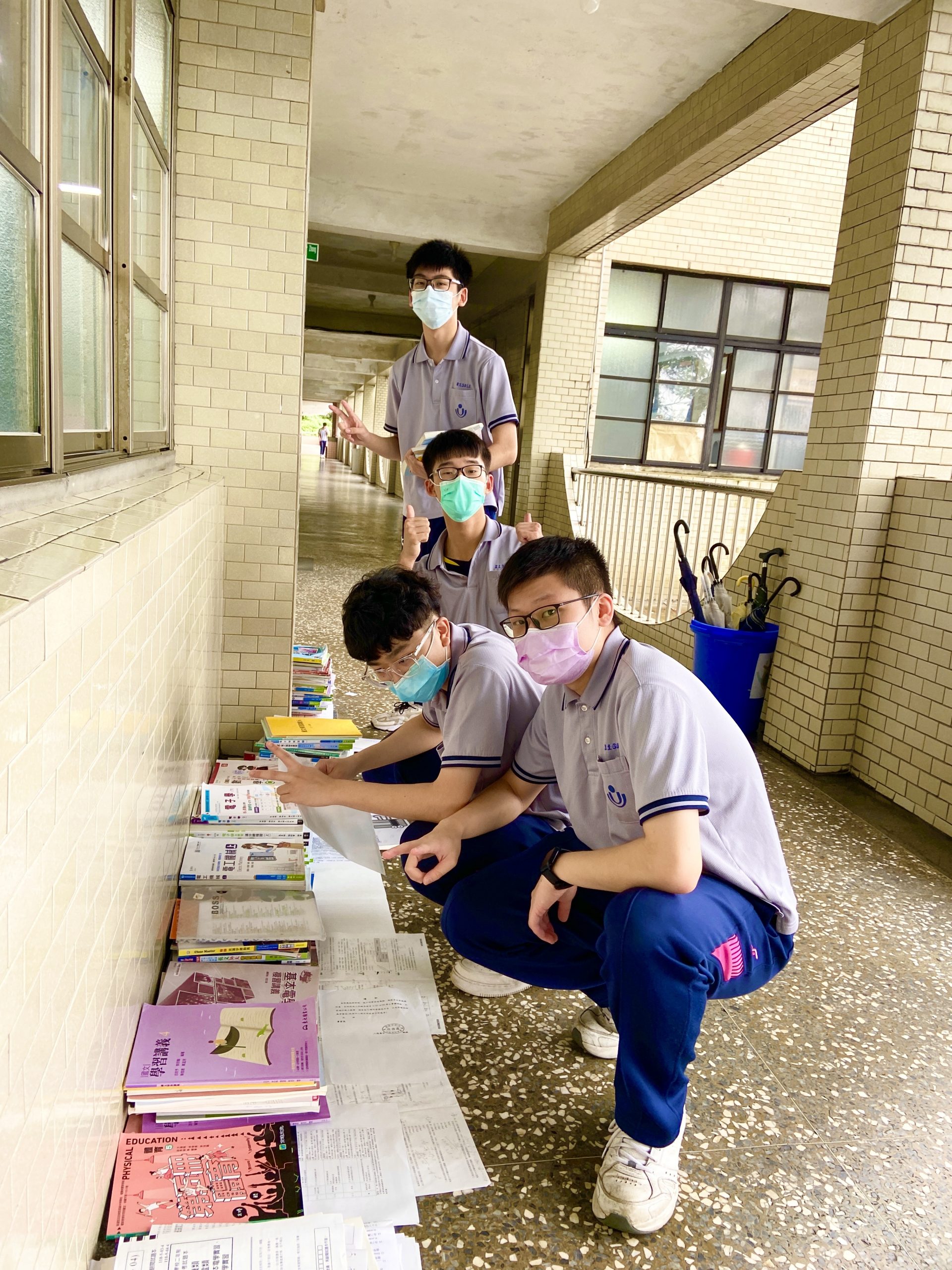 二信高中電機科應屆畢業生傳承好書讓愛永續用智慧做環保
