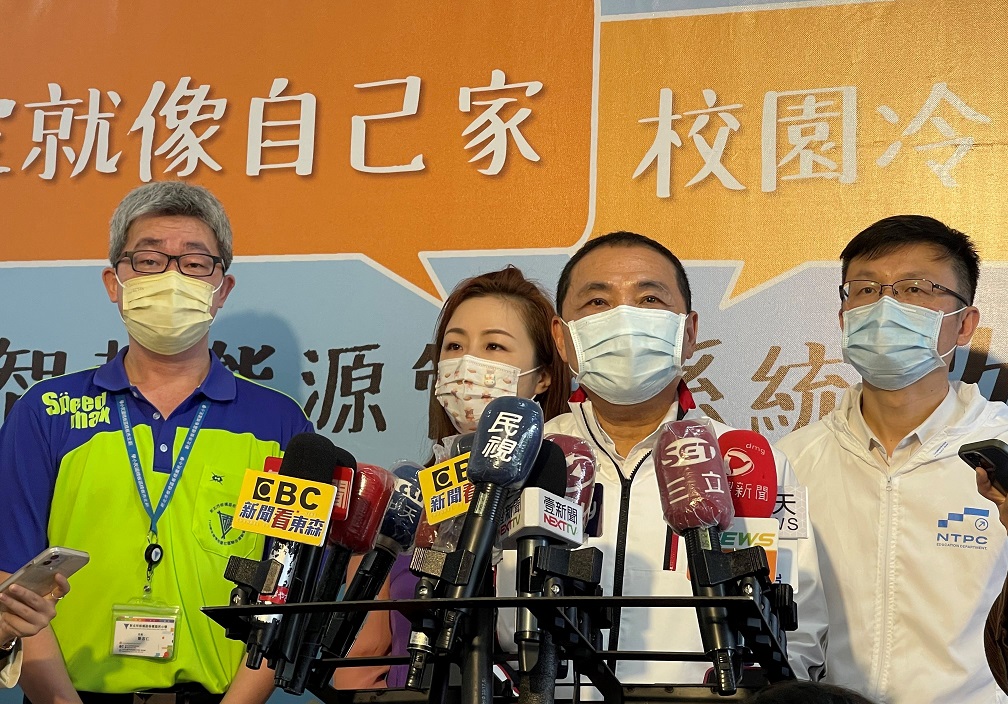 新北市全力推動班班有冷氣政策,領先全國整合現有校務系統與新北校園通APP,讓師生用相同帳號登入