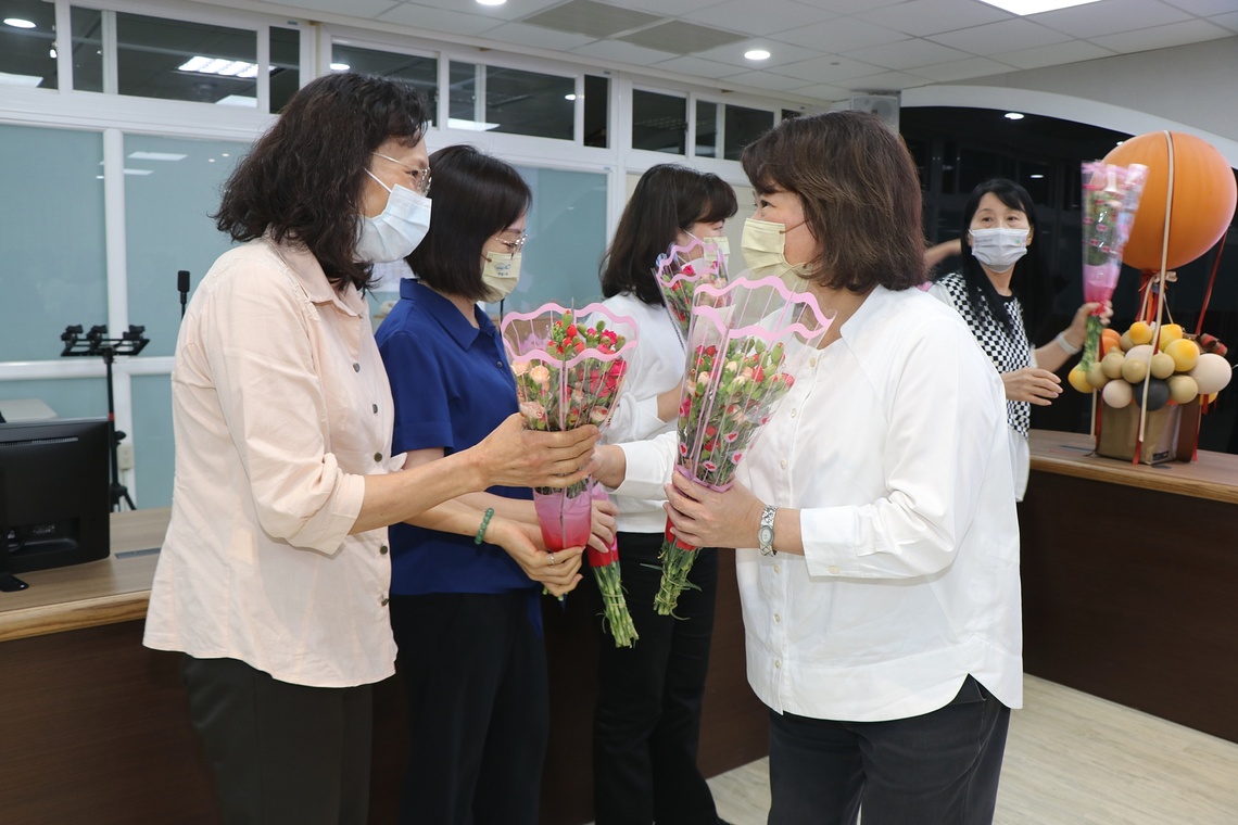 嘉義市長黃敏惠致贈康乃馨 祝福天下勇敢的媽媽母親節快樂