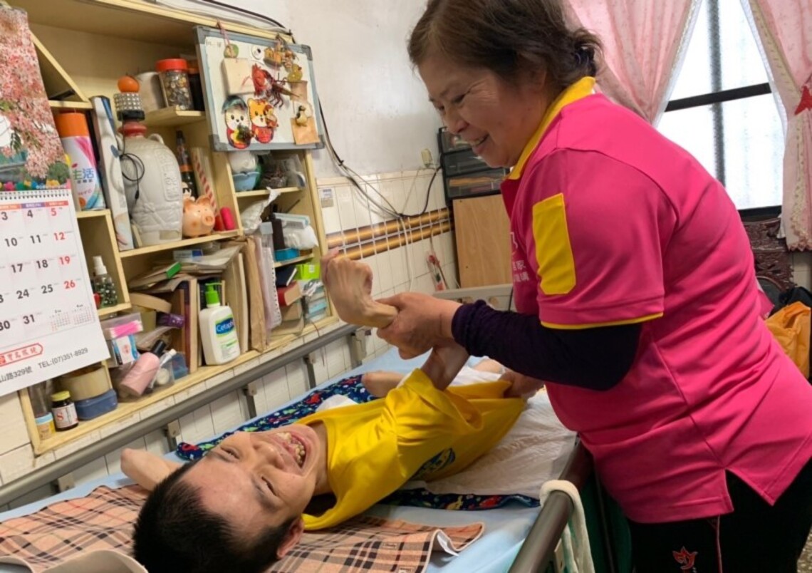 照料植物人兒44年 獲十大傑出愛心媽媽「慈暉獎」