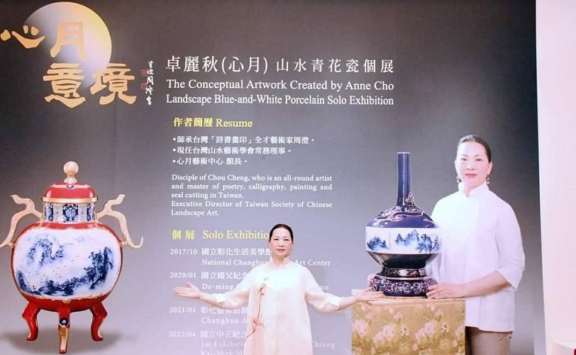 可能是 2 個人和大家站著的圖像