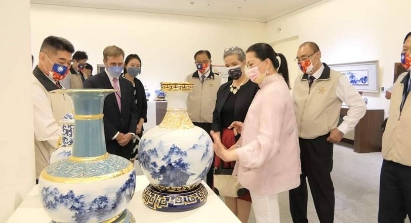 可能是 7 個人和室內的圖像