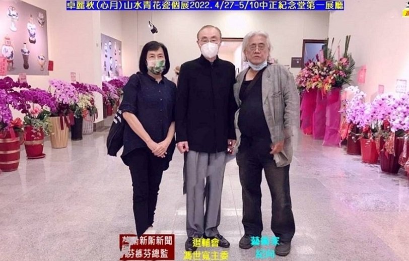 可能是 3 個人、大家站著和文字的圖像