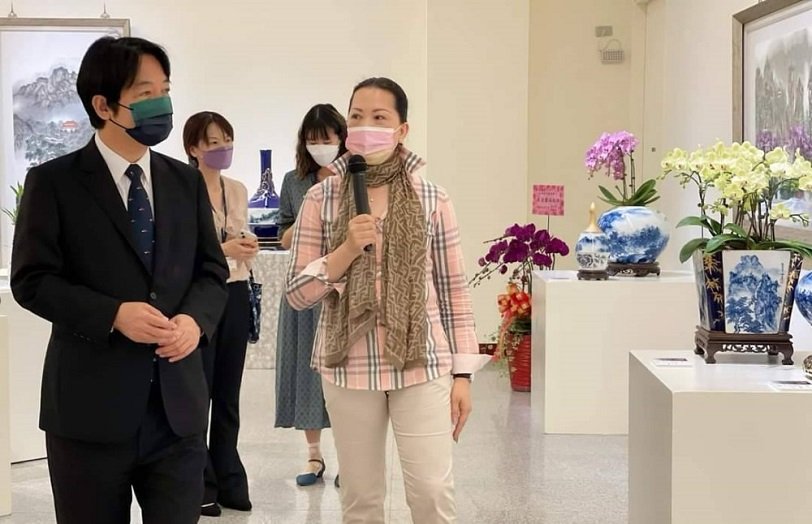 可能是 3 個人、大家站著和室內的圖像