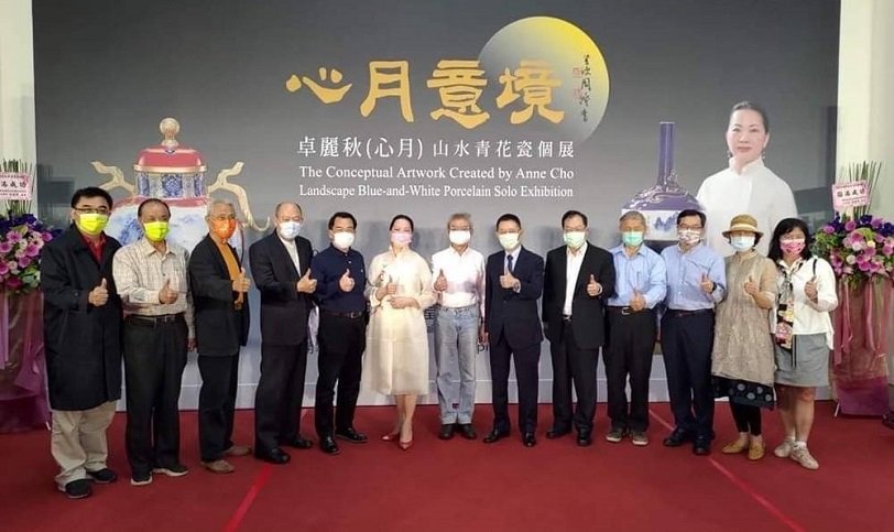 可能是 14 個人和大家站著的圖像