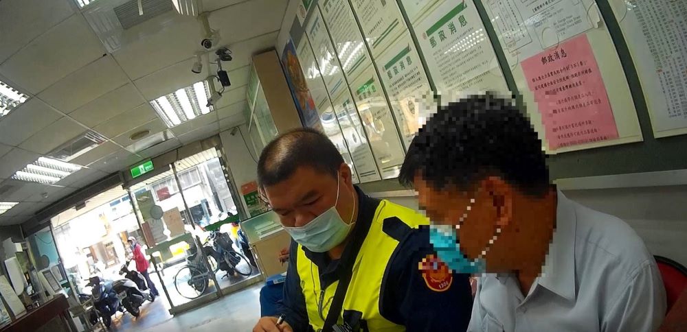 到場警員援引相關詐騙案例向施男(右)勸說,成功攔阻新臺幣22萬元