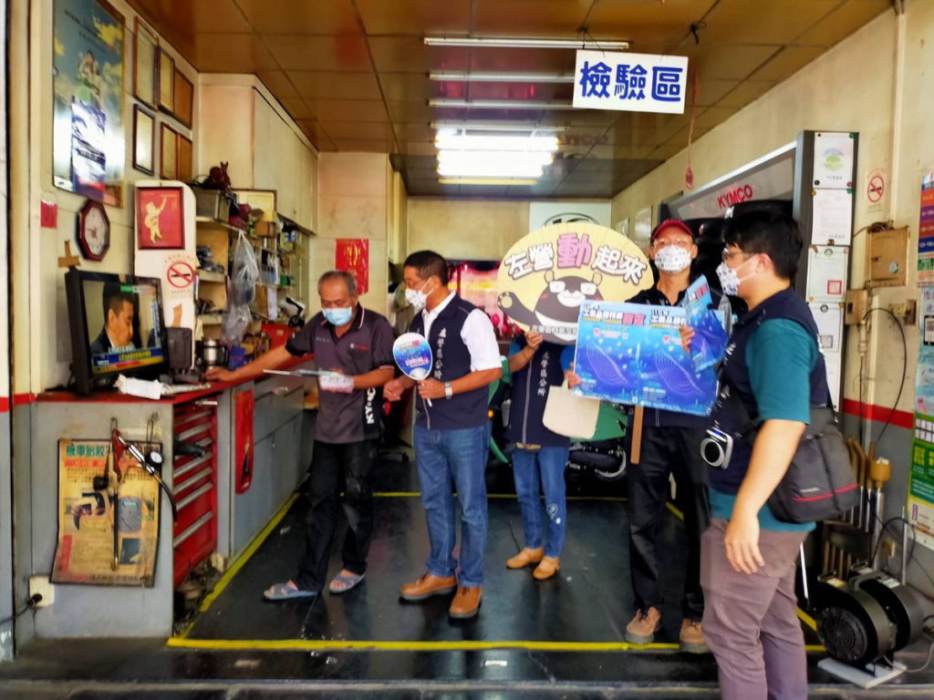 由左營區長胡俊雄帶領團隊做左營區工商普查暨防疫宣導