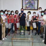 ▲大甲警分局長與警友會主任特別致贈藝術風環保杯及康乃馨,祝工友及女警媽咪母親節快樂 (圖/台中大甲分局 提供)
