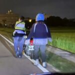 ▲萬豐派出所員警於巡邏時發現女子機車故障在偏僻路段，便幫忙將摩托車牽至燈光明亮的民宅旁 (圖/台中霧峰分局 提供)