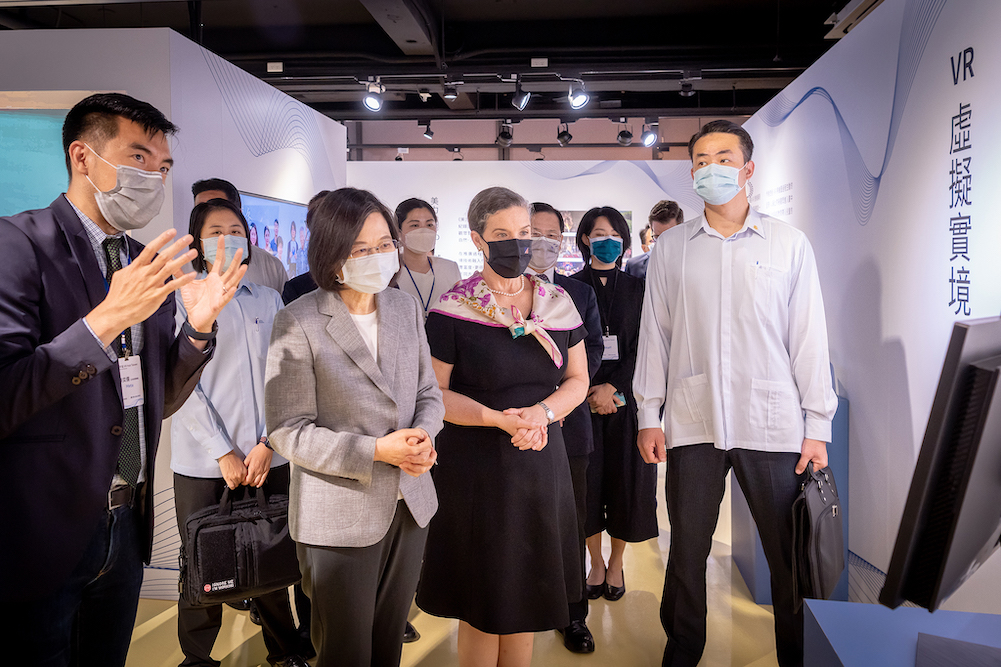 Meta落腳台灣成立XR基地 蔡英文讚:台灣是世界重要的科技國家 72 總統蔡英文6日上午出席「Meta元宇宙 XR Hub Taiwan」啟動典禮,與美國在台協會處長孫曉雅一同聽取簡報。