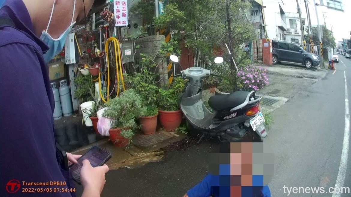 驚見男子地上爬鮮血直流!他曝「這原因」警暖心護送 17 S 2760782