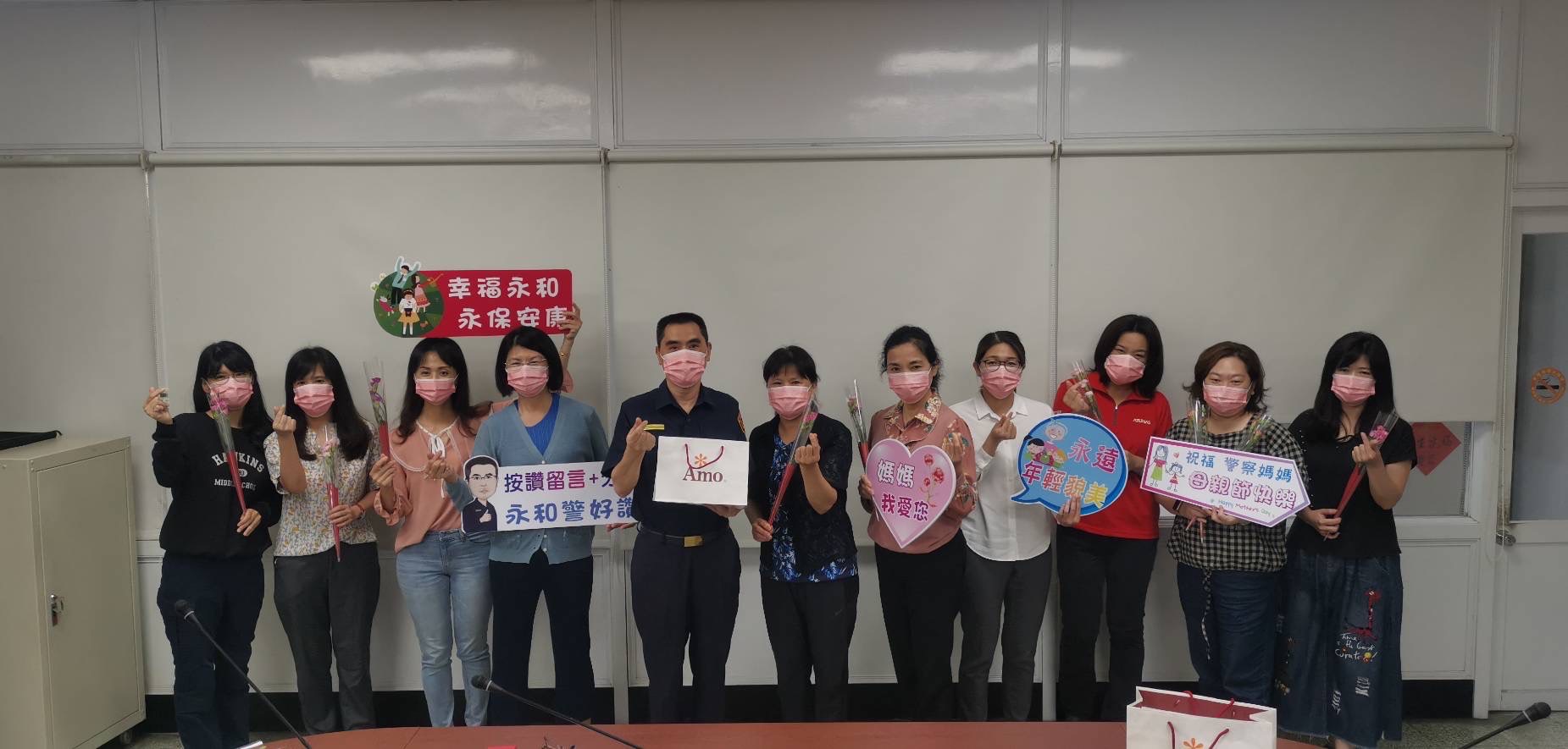 圖片說明:永和分局長陳保安與警友會永和辦事處主任方世宗準備康乃馨祝福警察媽媽們。(記者徐煜勝翻攝)