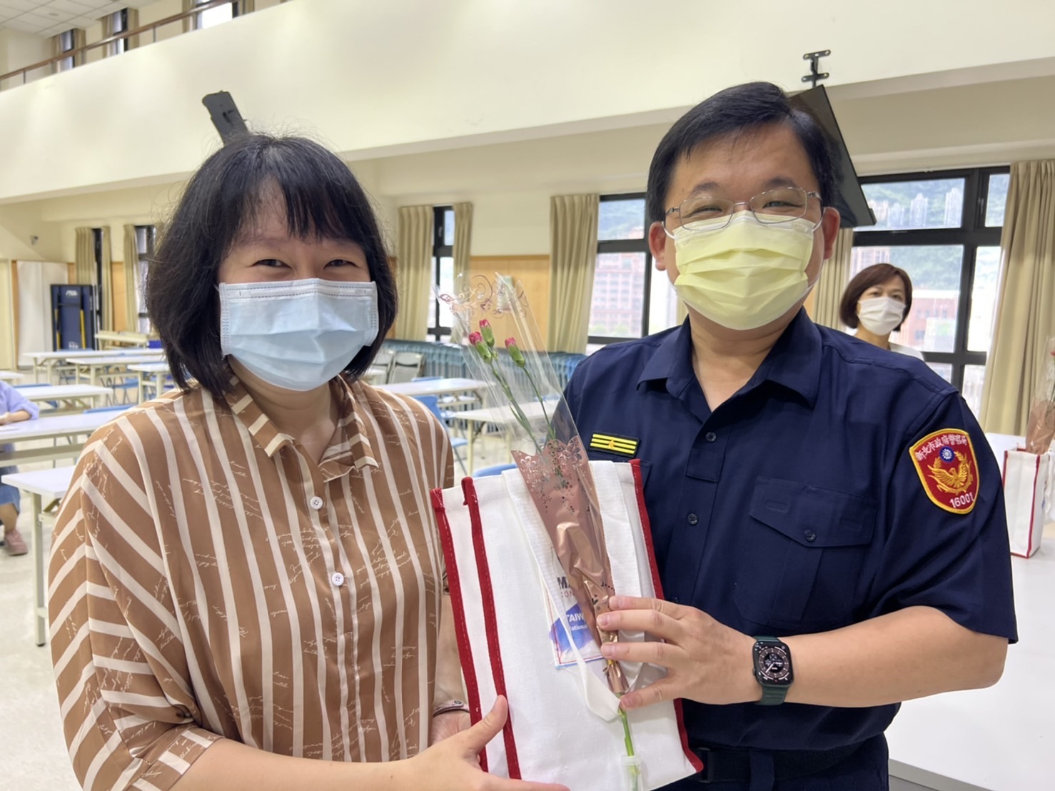 圖片說明:分局長林詮峰特地挑選七種禮品提供分局警媽媽們自由選擇。(記者馬治薇翻攝)