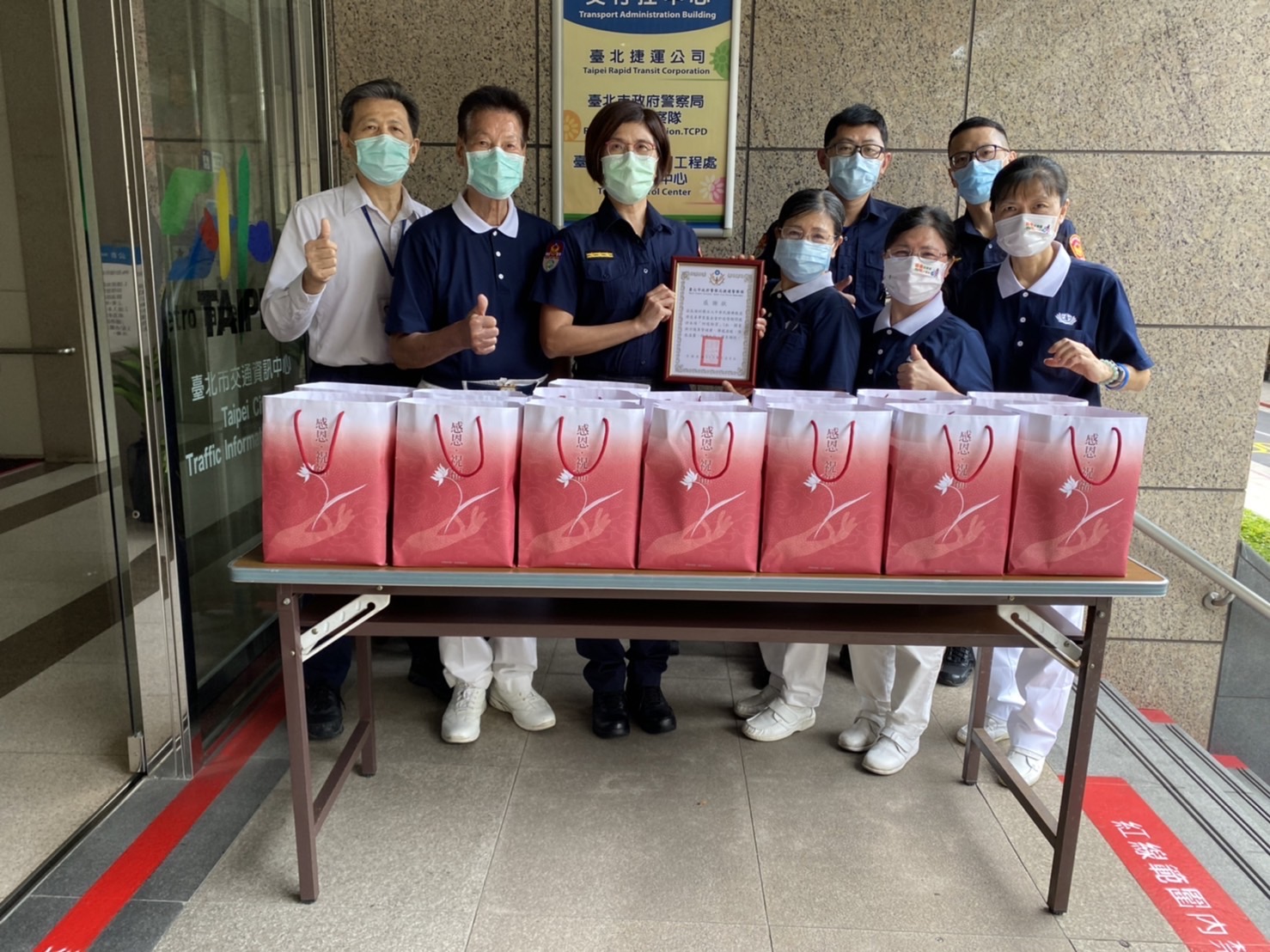 圖片說明:捷警隊感謝慈濟基金會贈快篩劑與防疫包。(記者馬治薇翻攝)